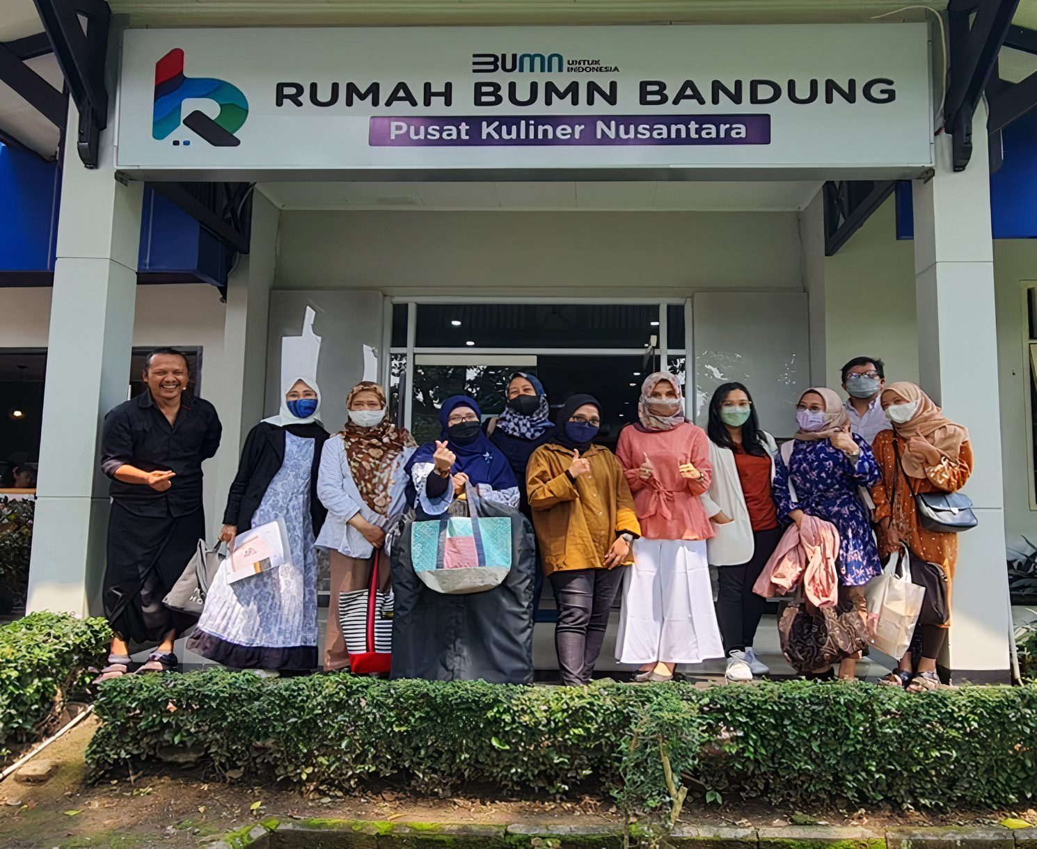 KEGIATAN PENGABDIAN KEPADA MASYRAKAT DOSEN FAKULTAS KOMUNIKASI DAN BISNIS TELKOM UNIVERSITY 2021: PELATIHAN ENGLISH FOR BUSINESS UNTUK MENINGKATKAN SKILL KOMUNIKASI PERSUASIF PELAKU UMKM DI RUMAH BUMN BANDUNG SEPTEMBER-NOVEMBER 2021