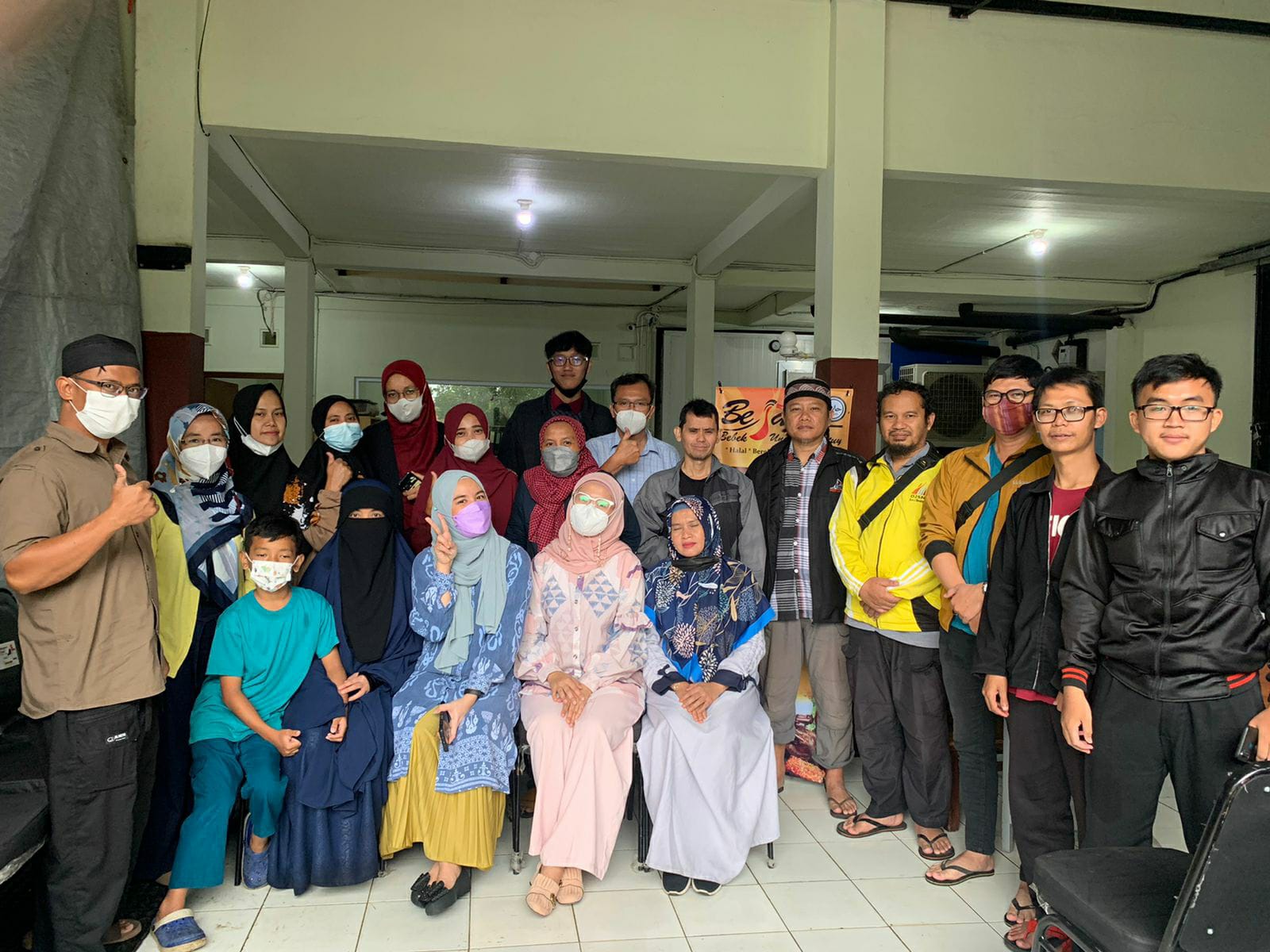 TELKOM UNIVERSITY LATIH KOMUNITAS COMMUNITY MARKET BERBISNIS AMAN DI RUMAH DENGAN WHATSAPP BUSINESS